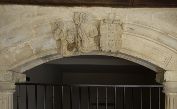 Relieves escultóricos de la portada de la sala capitular del monasterio de Barría